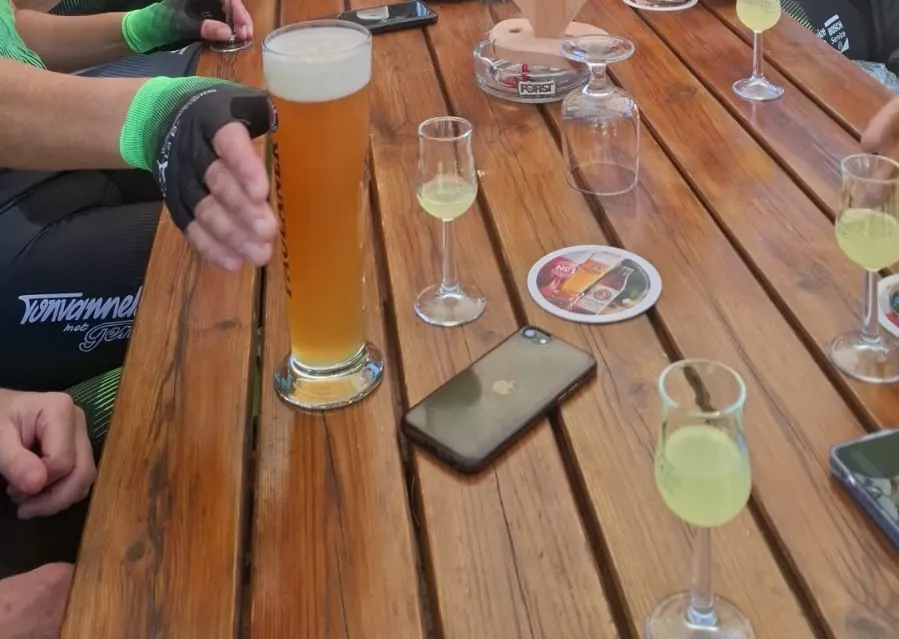 Nagenieten: bier en limoncello op tafel na de rit
