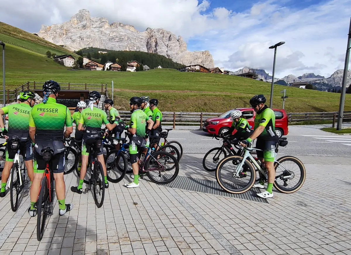 WVLR-renners verzamelen met hun fietsen voor de start van een rit in de bergen